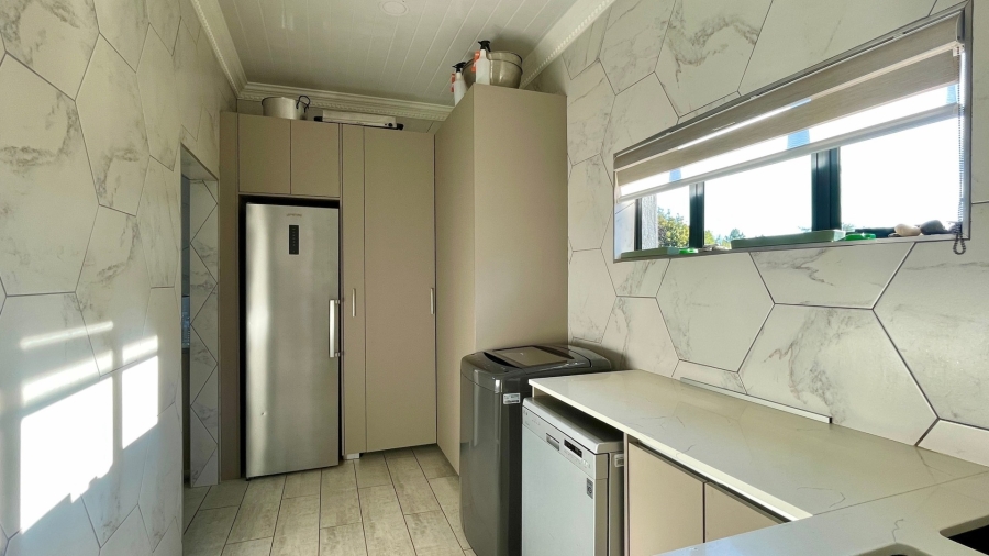 To Let 6 Bedroom Property for Rent in Wilkoppies North West